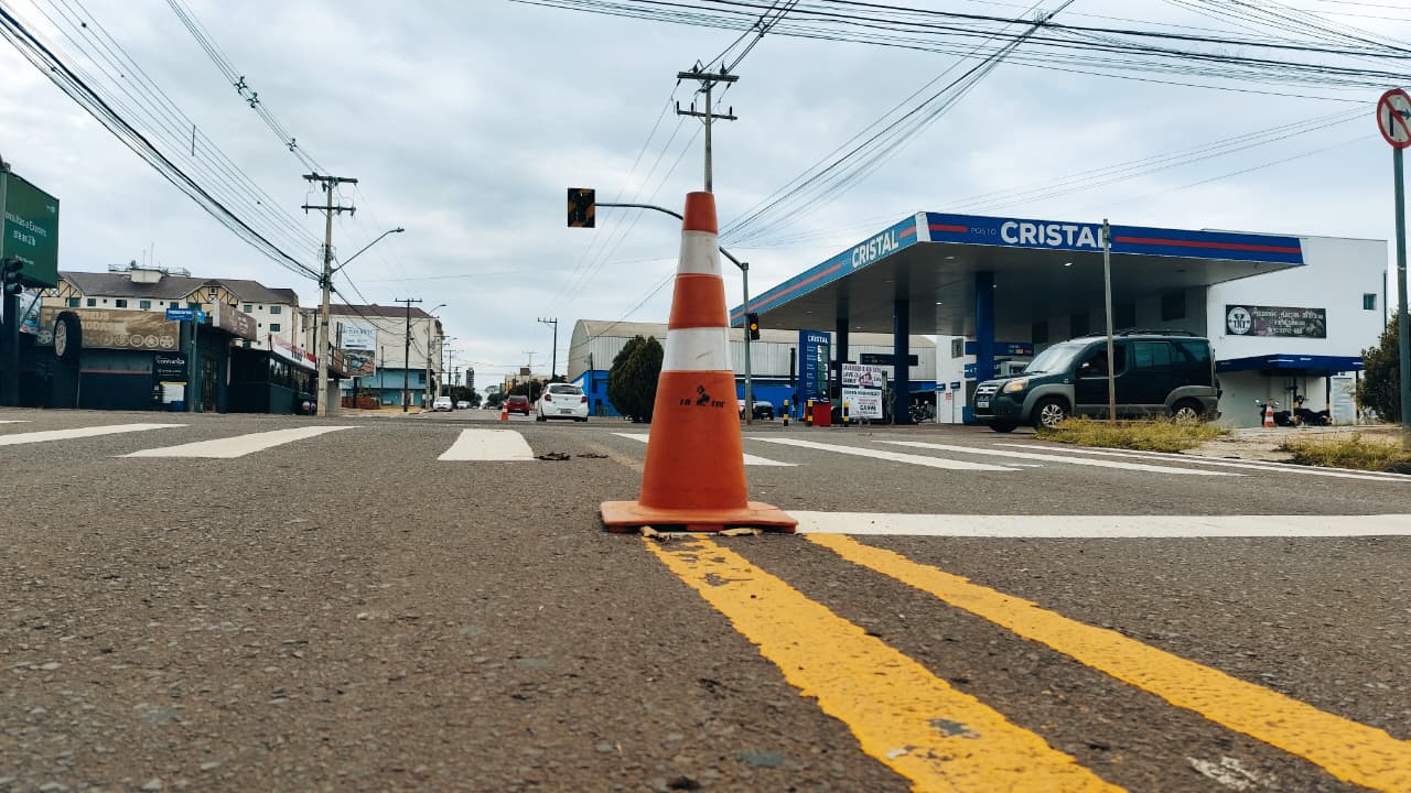 Semáforos estão inoperantes no cruzamento das ruas Fortaleza e Francisco Bartinik