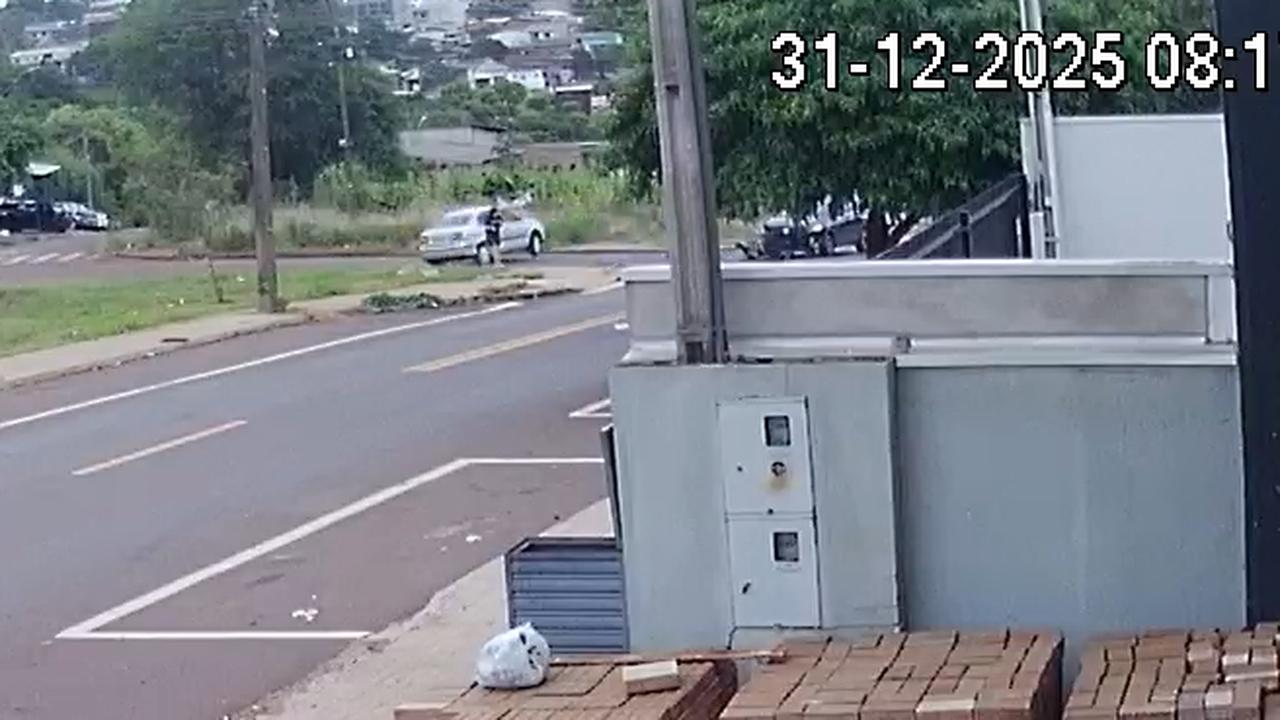 Pedestre quase foi atingida em forte colisão no Santa Cruz