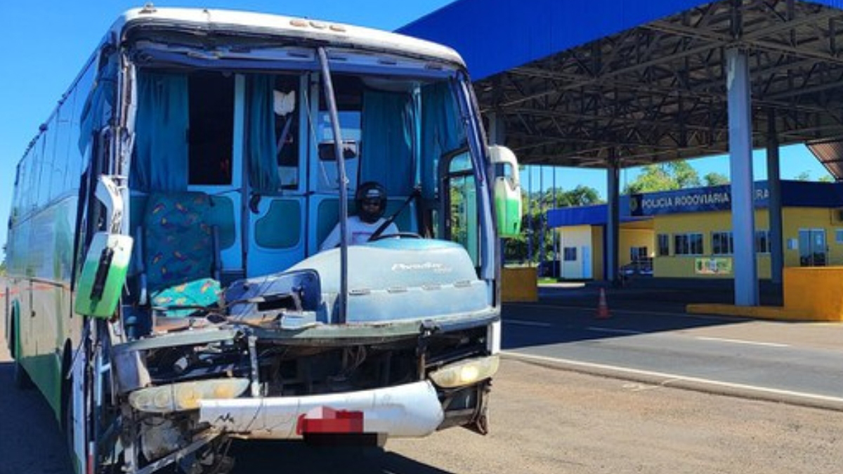 De capacete: Homem é detido dirigindo ônibus batido