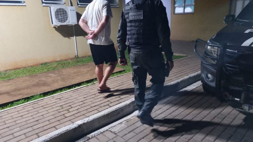 Homem de 40 anos é detido por embriaguez ao volante após colidir BMW na viatura da GM