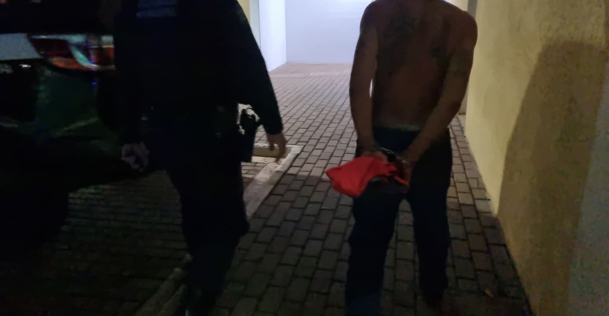 Homem é detido após ameaças contra a esposa com bebê no colo em Cascavel Homem é detido após ameaças contra a esposa com bebê no colo em Cascavel