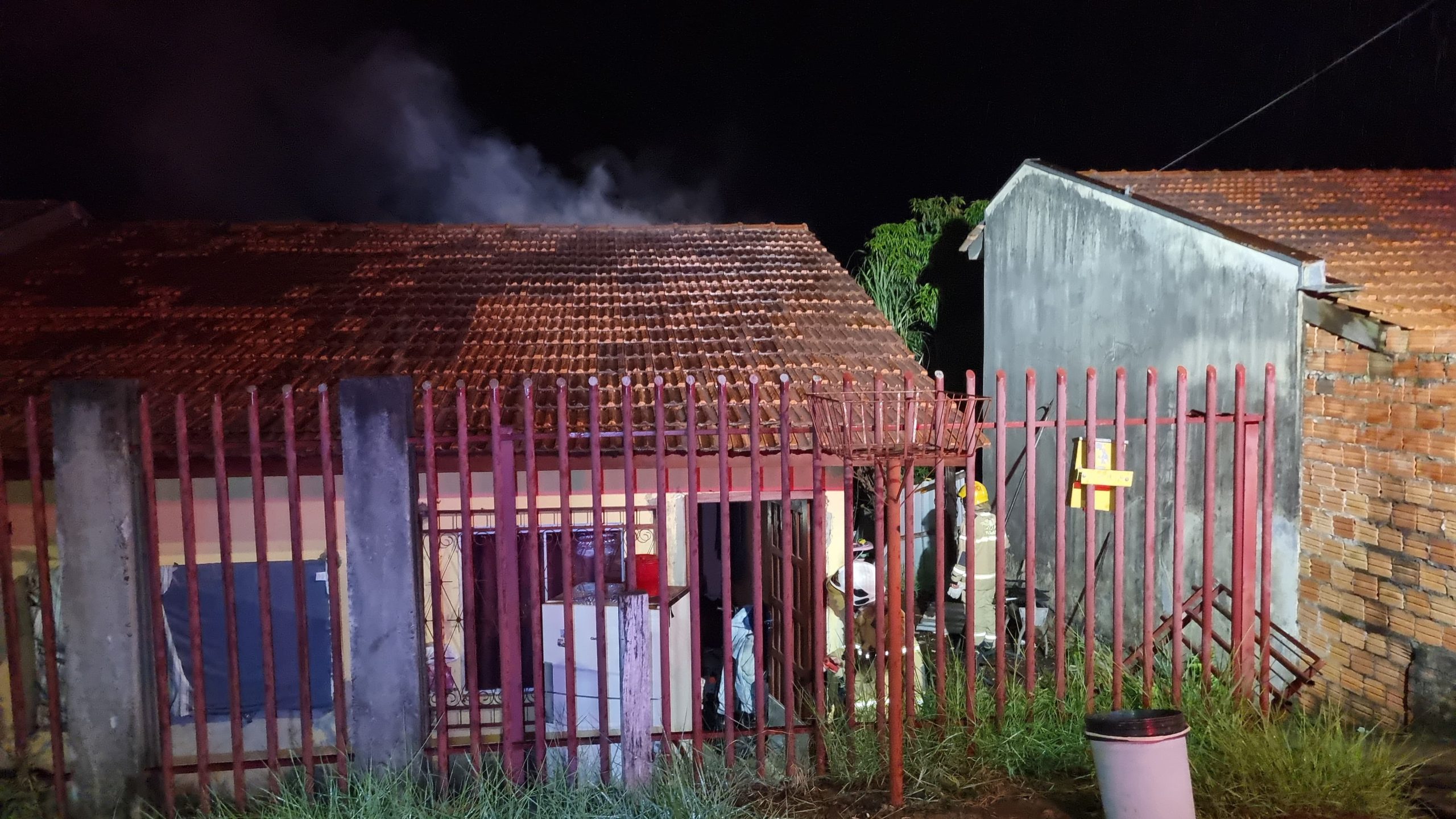 Incêndio atinge residência no bairro Esmeralda e mobiliza Corpo de Bombeiros Incêndio atinge residência no bairro Esmeralda e mobiliza Corpo de Bombeiros
