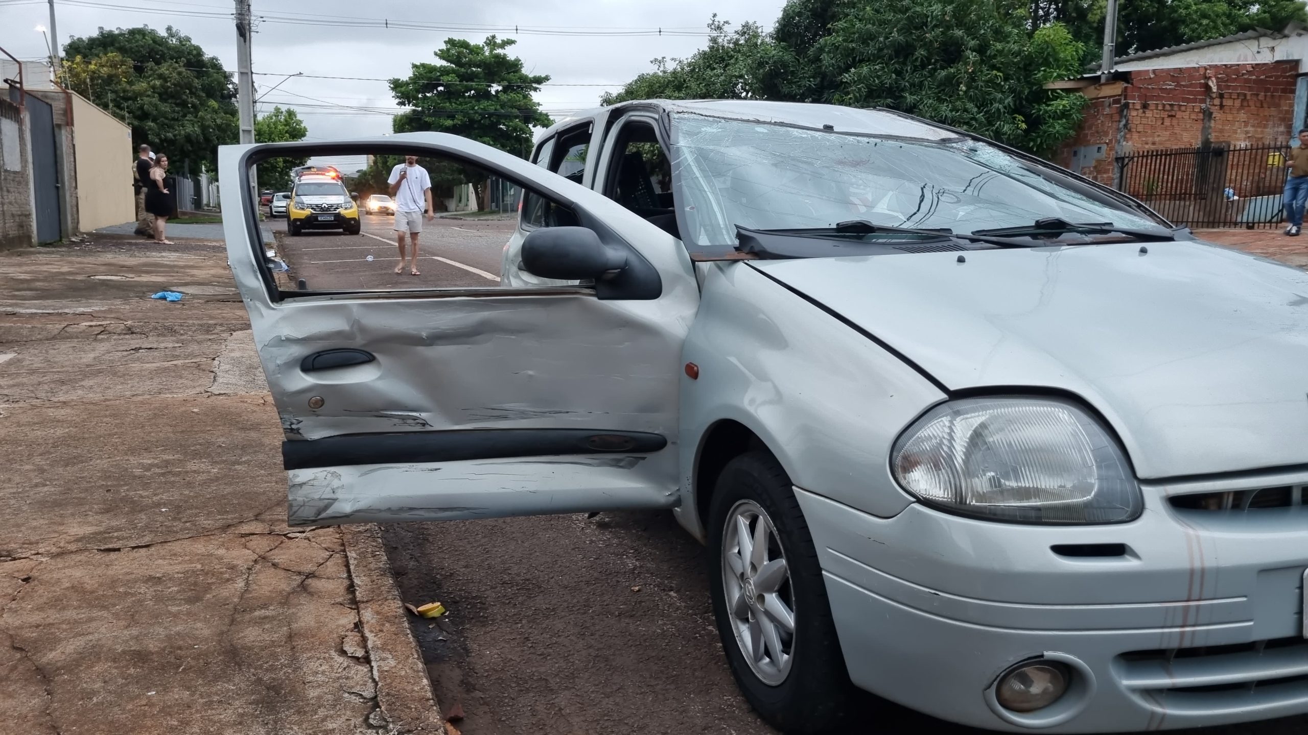 Colisão seguida de capotamento é registrada no Bairro Parque São Paulo Colisão seguida de capotamento é registrada no Bairro Parque São Paulo