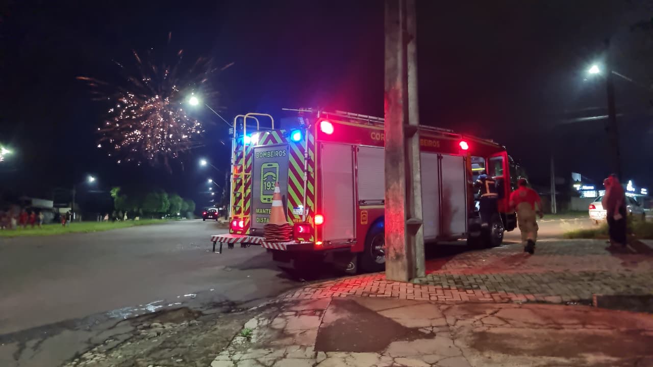 Bombeiros capturam cão assustado em festa de Ano Novo e testemunham pedido de namoro Bombeiros capturam cão assustado em festa de Ano Novo e testemunham pedido de namoro