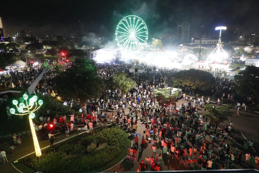 Dupla Thaeme e Thiago comanda o Show da Virada e Cascavel recebe 2026 em grande estilo