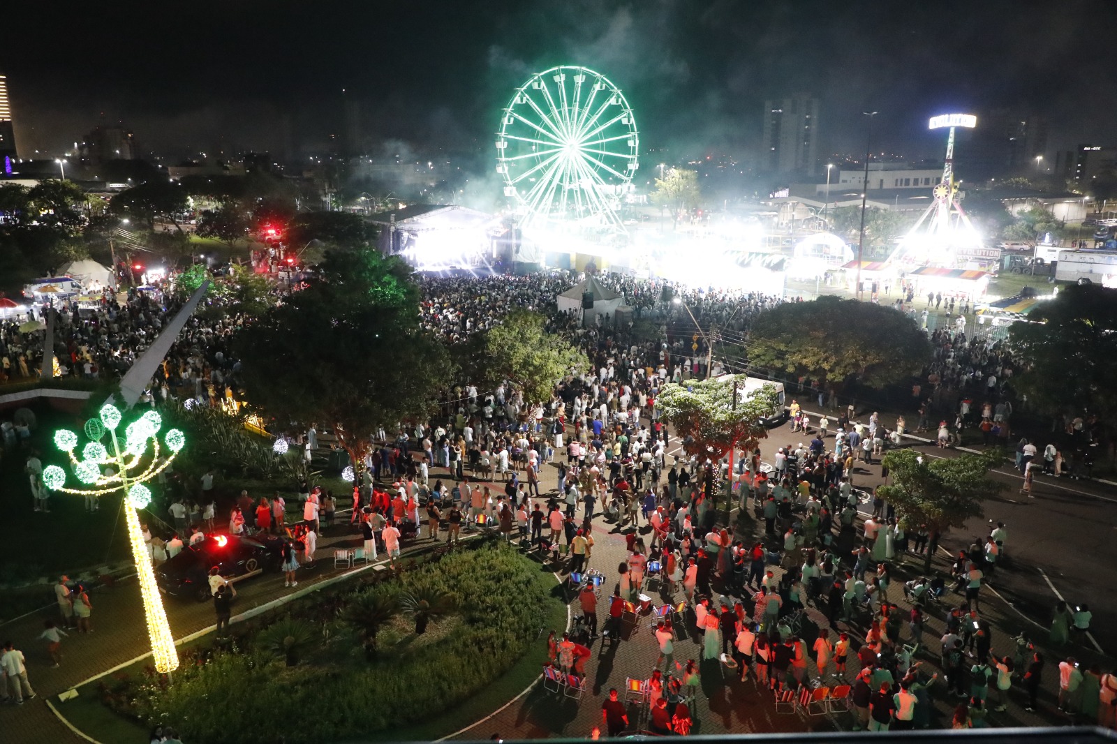 Dupla Thaeme e Thiago comanda o Show da Virada e Cascavel recebe 2026 em grande estilo Dupla Thaeme e Thiago comanda o Show da Virada e Cascavel recebe 2026 em grande estilo