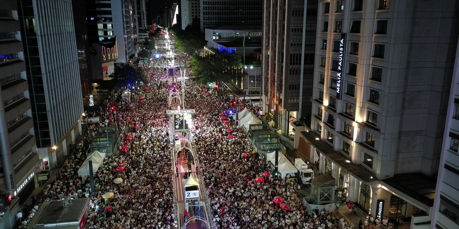 Réveillon na Avenida Paulista teve música e fogos silenciosos Réveillon na Avenida Paulista teve música e fogos silenciosos