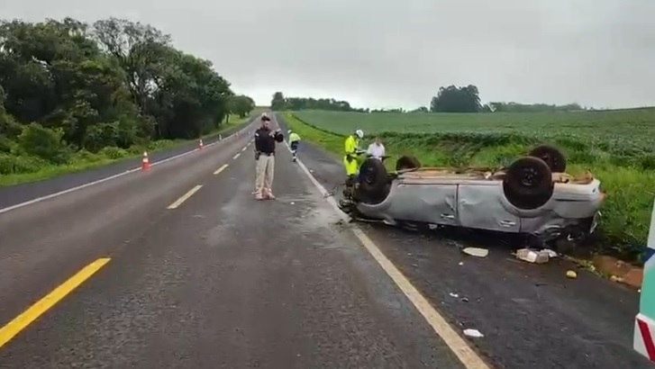 Capotamento deixa quatro pessoas feridas na BR-277, em Cascavel