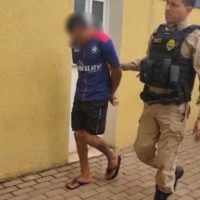 Jovem suspeito de assassinato brutal em Cascavel é levado à Delegacia Imagem referente a Jovem suspeito de assassinato brutal em Cascavel é levado à Delegacia