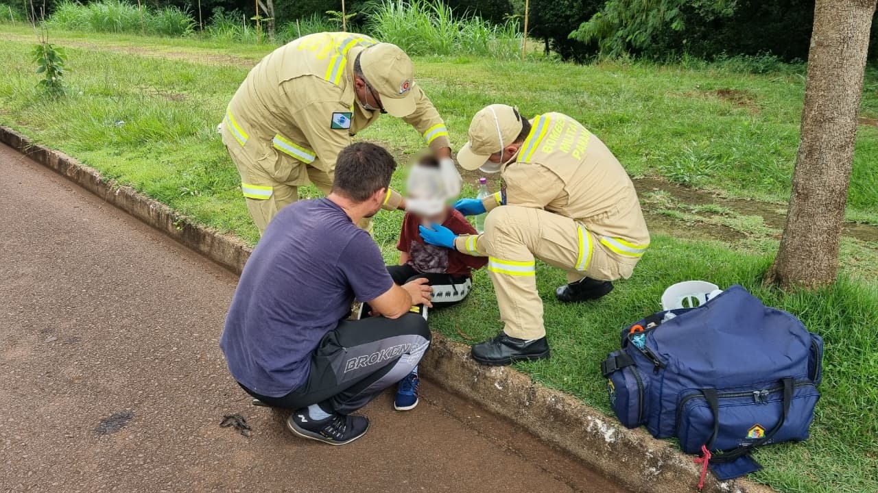 Menino fere a cabeça ao cair de bicicleta na Região do Lago Menino fere a cabeça ao cair de bicicleta na Região do Lago