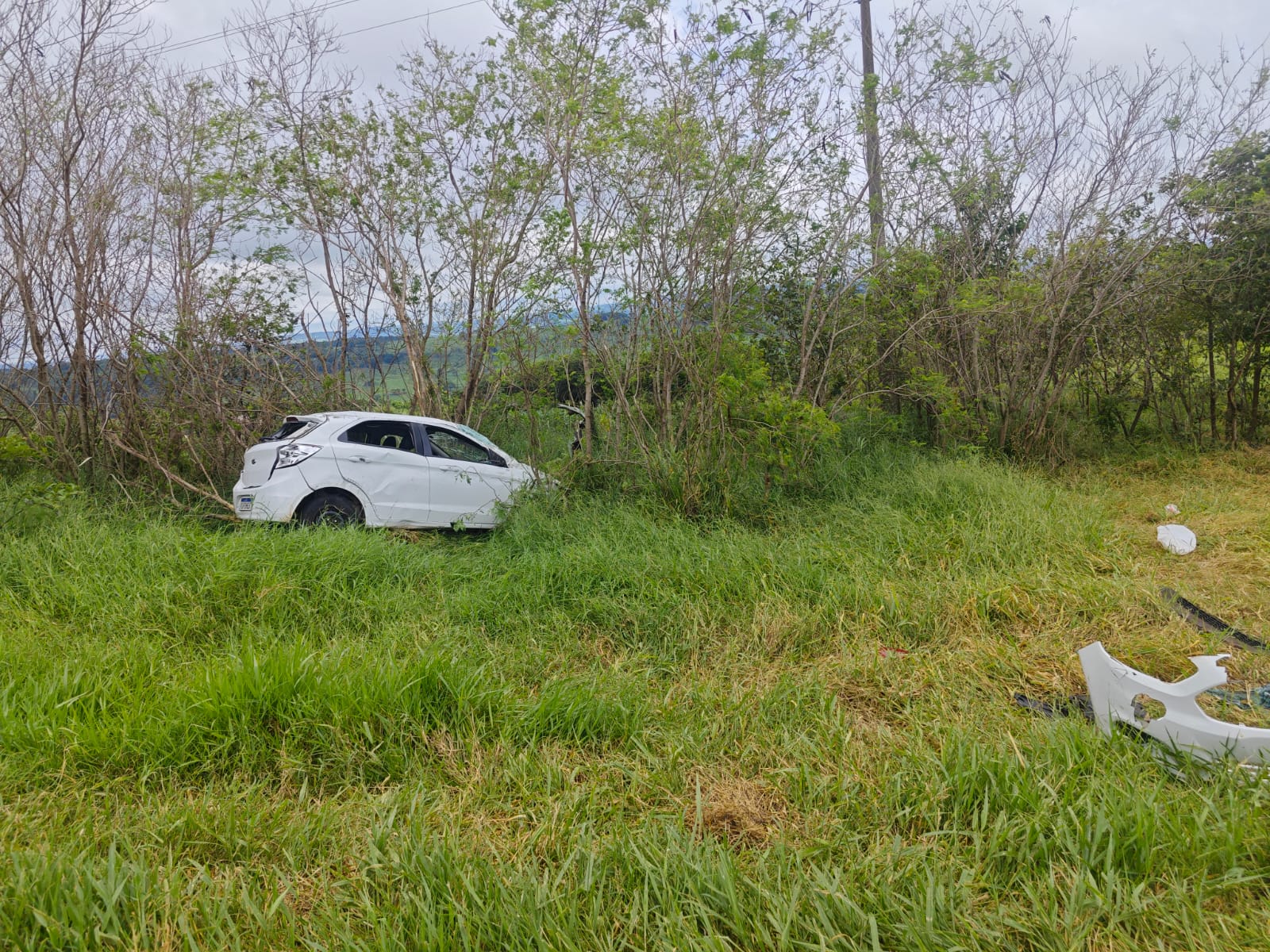 Carro com placas de Cascavel capota na PR-488 e deixa cinco pessoas feridas Carro com placas de Cascavel capota na PR-488 e deixa cinco pessoas feridas