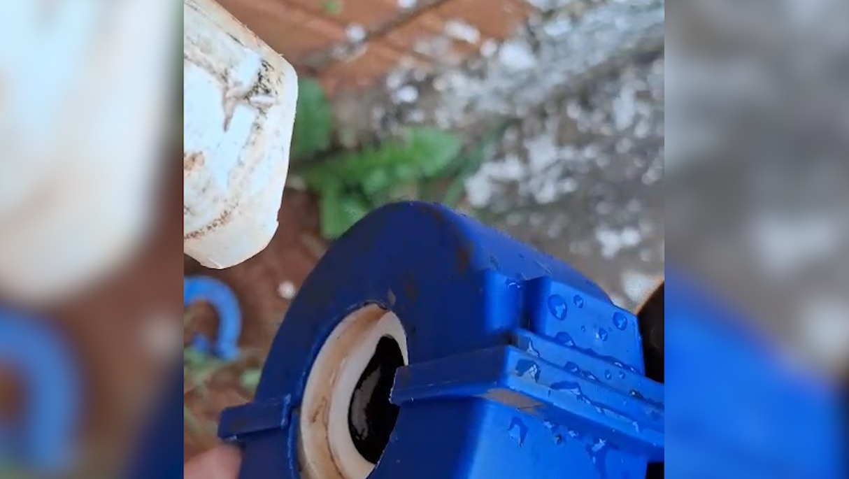 Moradora do bairro Neva denuncia estar dias sem água após intervenção da Sanepar Moradora do bairro Neva denuncia estar dias sem água após intervenção da Sanepar