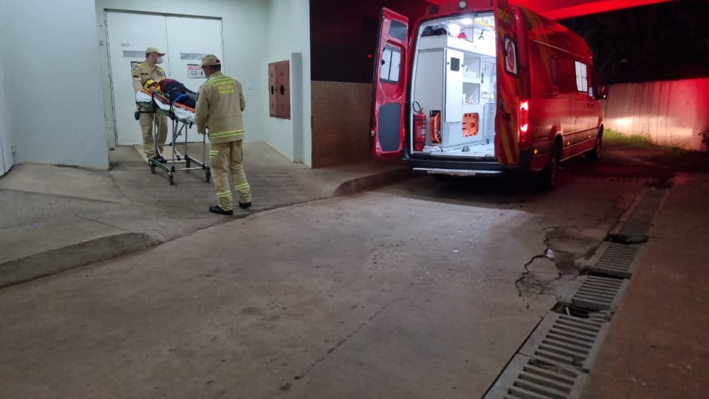 Mulher cai de escada de sobrado no bairro Esmeralda e é levada para UPA com ferimentos na face