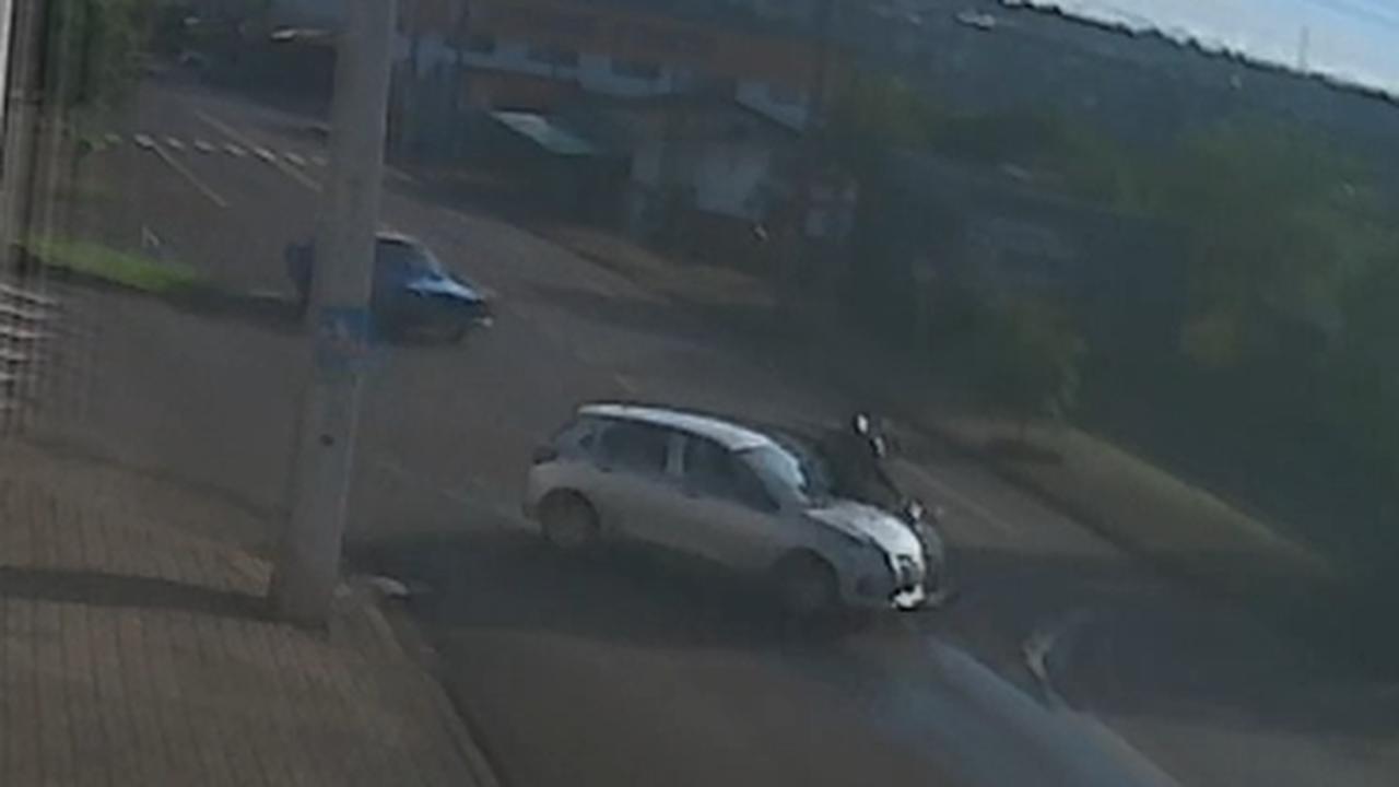 Câmera flagra acidente na Rua Adolfo Garcia que deixou motociclista ferido