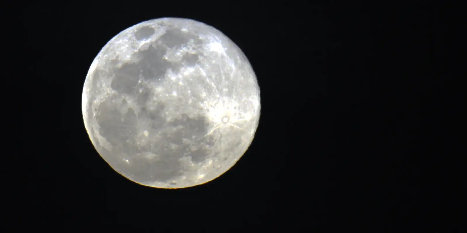 Primeira Superlua de 2026 pode ser vista neste sábado (03) Imagem referente a Primeira Superlua de 2026 pode ser vista neste sábado (03)