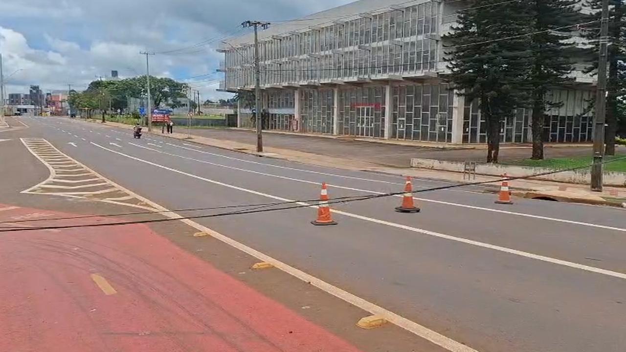 Avenida Carlos Gomes fica interditada após carreta derrubar fiação
