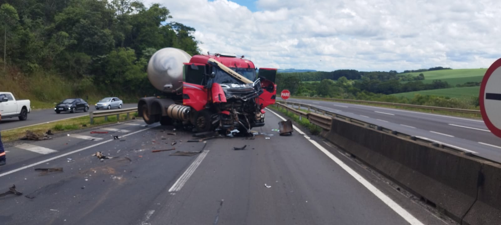 Colisão entre caminhões deixa rodovia BR-376 parcialmente interditada