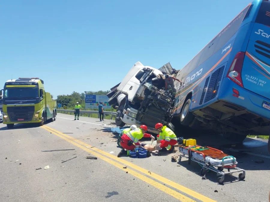 Colisão fatal na BR-116 deixa seis vítimas e congestionamento de 10 km Colisão fatal na BR-116 deixa seis vítimas e congestionamento de 10 km