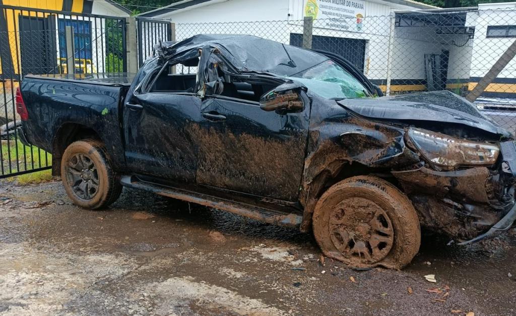 Hilux capota e vai parar em ribanceira na PR-180: família escapa ilesa Hilux capota e vai parar em ribanceira na PR-180: família escapa ilesa