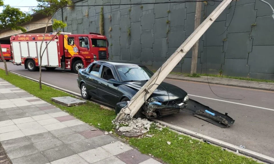 Carro bate em poste na Linha Verde e motorista alega tentativa de assalto Carro bate em poste na Linha Verde e motorista alega tentativa de assalto