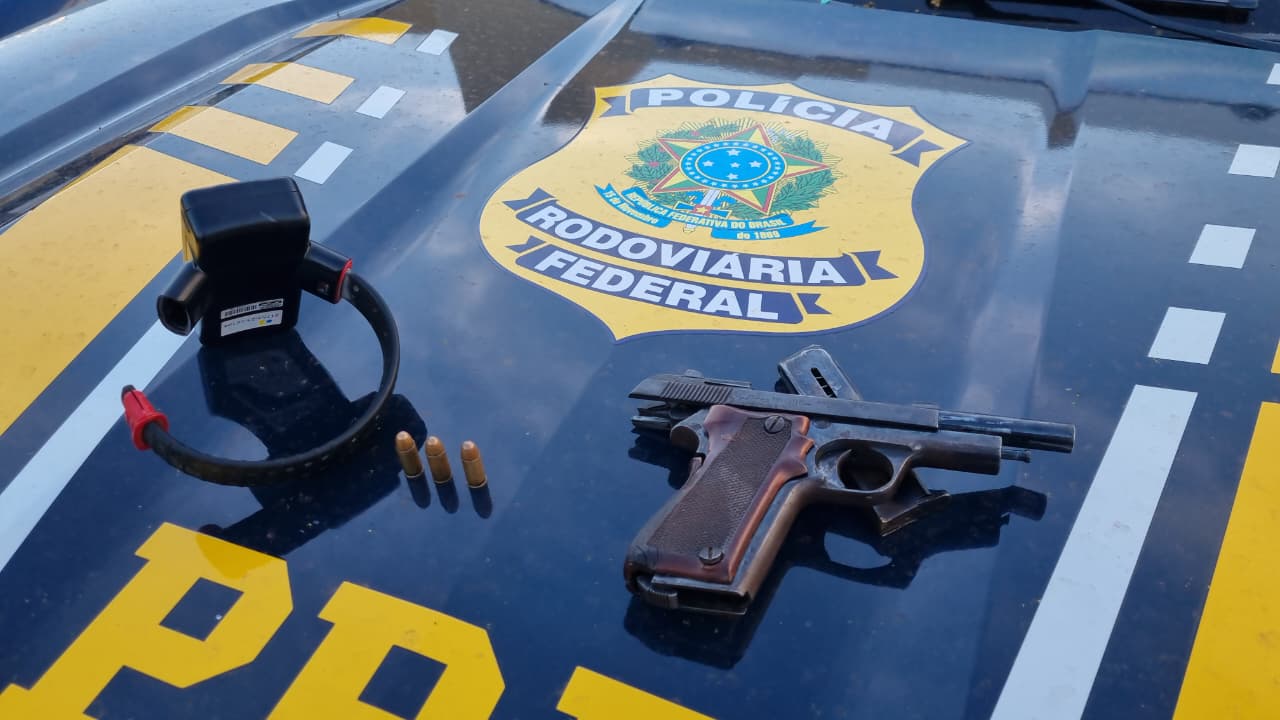 PRF persegue motociclista e suspeito 'perde' tornozeleira eletrônica, moto e arma mas foge a pé PRF persegue motociclista e suspeito 'perde' tornozeleira eletrônica, moto e arma mas foge a pé
