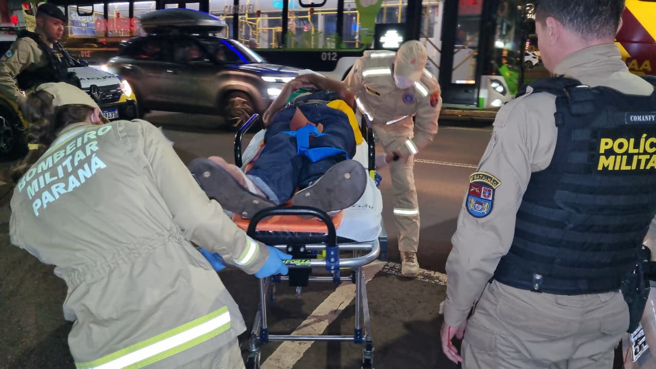 Homem é socorrido pelo Siate após ser agredido na Avenida Brasil Homem é socorrido pelo Siate após ser agredido na Avenida Brasil
