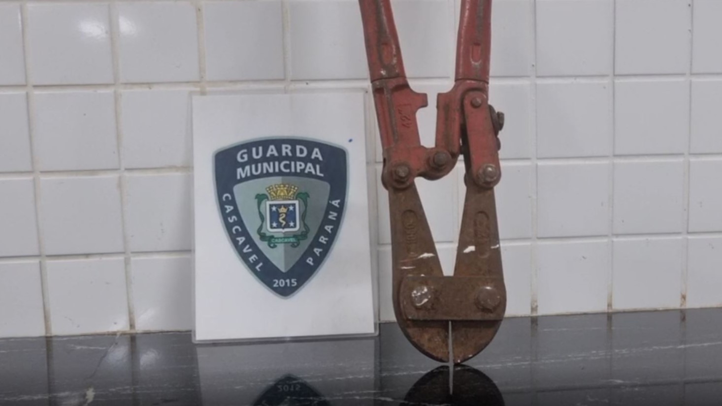 Moradores flagram tentativa de invasão, dois fogem e um acaba preso com um alicate na mão Moradores flagram tentativa de invasão, dois fogem e um acaba preso com um alicate na mão