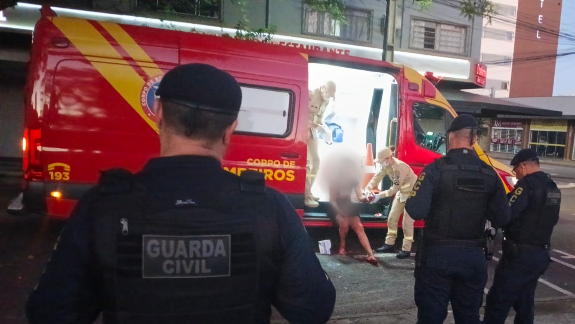 Mulher esfaqueada no Centro de Cascavel caminha dois quarteirões para pedir ajuda à GCP Mulher esfaqueada no Centro de Cascavel caminha dois quarteirões para pedir ajuda à GCP