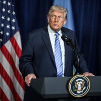 Imagem referente a Donald Trump diz que Maduro foi capturado após explosões na Venezuela