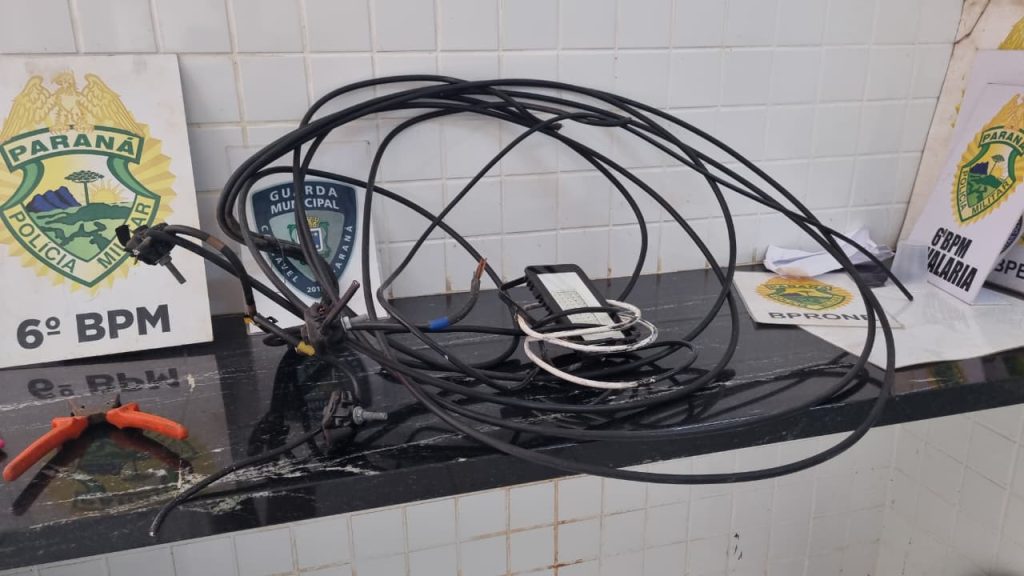 Homem sobe em poste, corta cabos, mas é contido por seguranças de empresa no bairro Interlagos