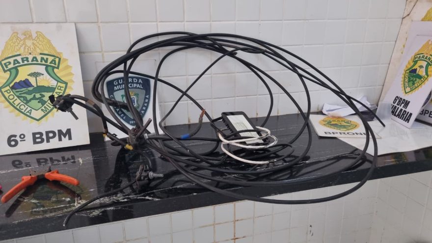 Homem sobe em poste, corta cabos, mas é contido por seguranças de empresa no bairro Interlagos