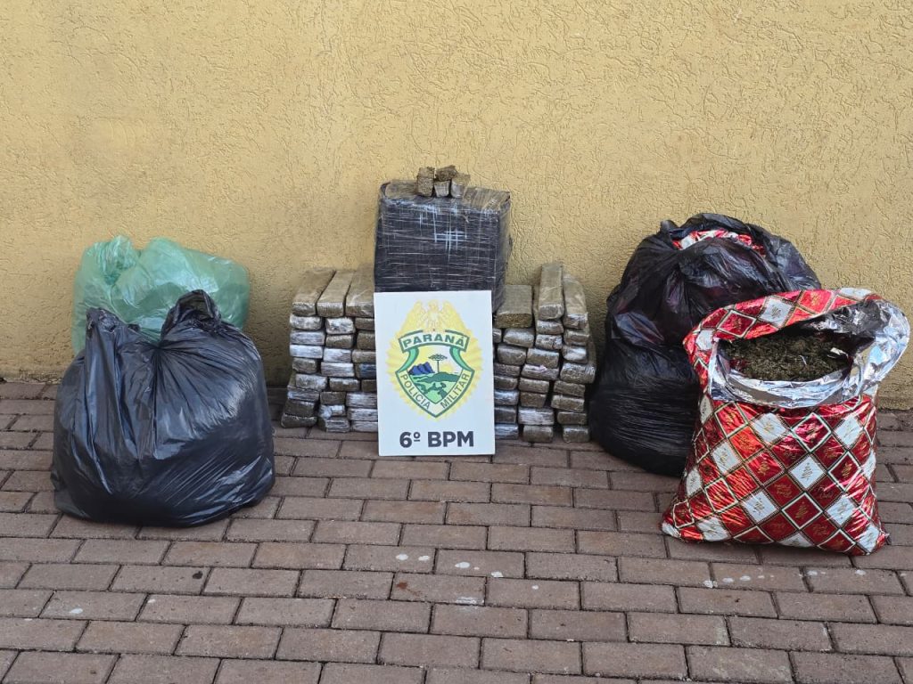 PM de Cascavel prende mulher andando em zigue-zague pela BR-277 e com porta-malas cheio de maconha