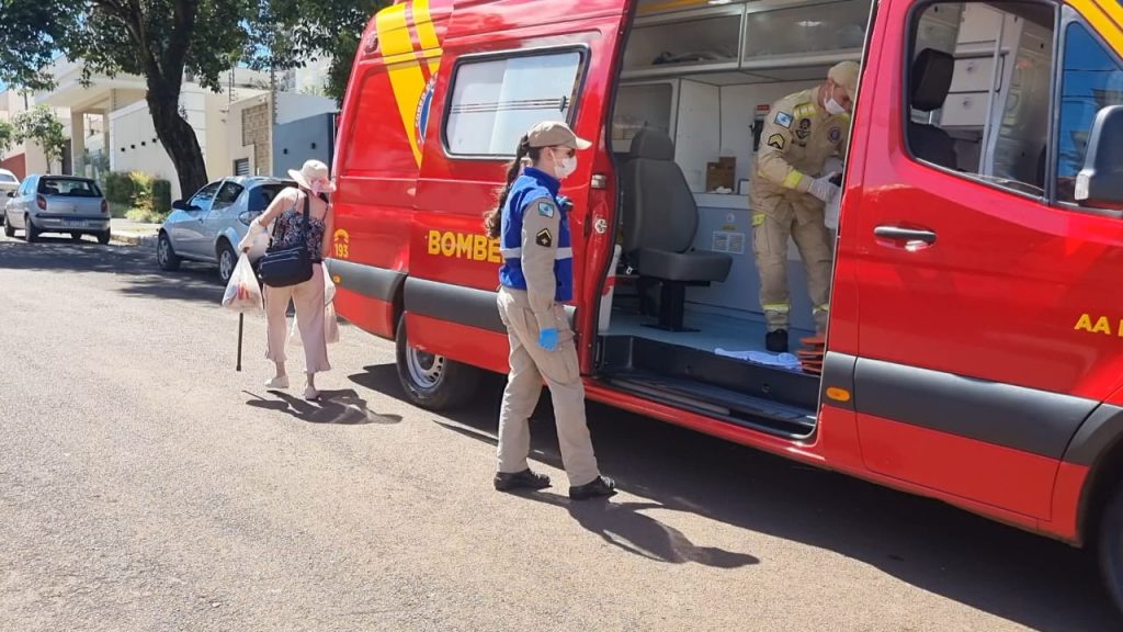 Idosa sai com sacolas do mercado, cai na calçada e é atendida pelo Siate no Centro de Cascavel