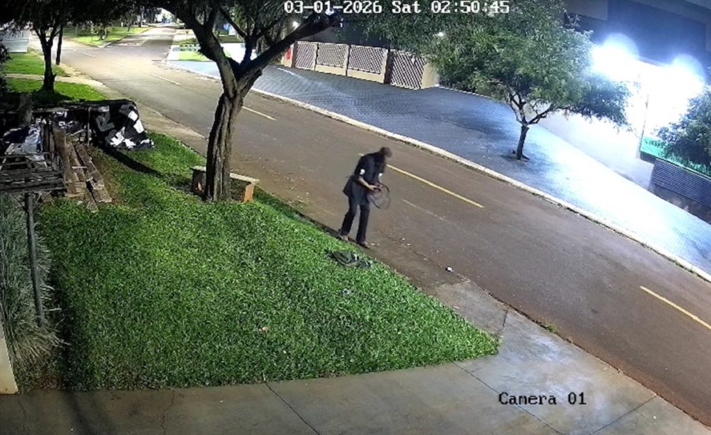 Veja o vídeo: homem leva meia hora para furtar tranquilamente fios de cobre na região da Rodoviária de Cascavel