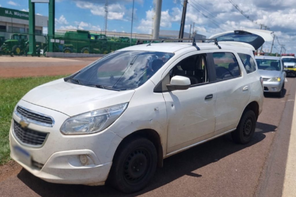 Assaltantes atiram contra carro de família na BR-277 em Cascavel