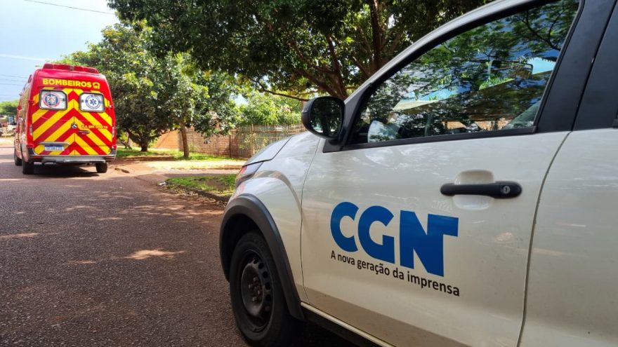 Mulher ferida é socorrida pelo Siate no bairro Morumbi, em Cascavel
