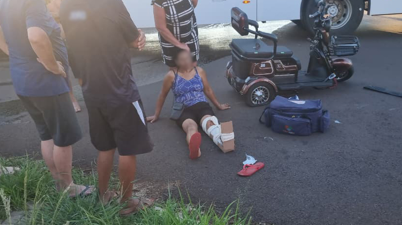 Mulher fica ferida após acidente entre triciclo elétrico e Celta no bairro Periolo