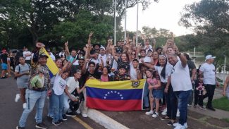 Venezuelanos que moram em Cascavel se reúnem para comemorar prisão de Nicolás Maduro