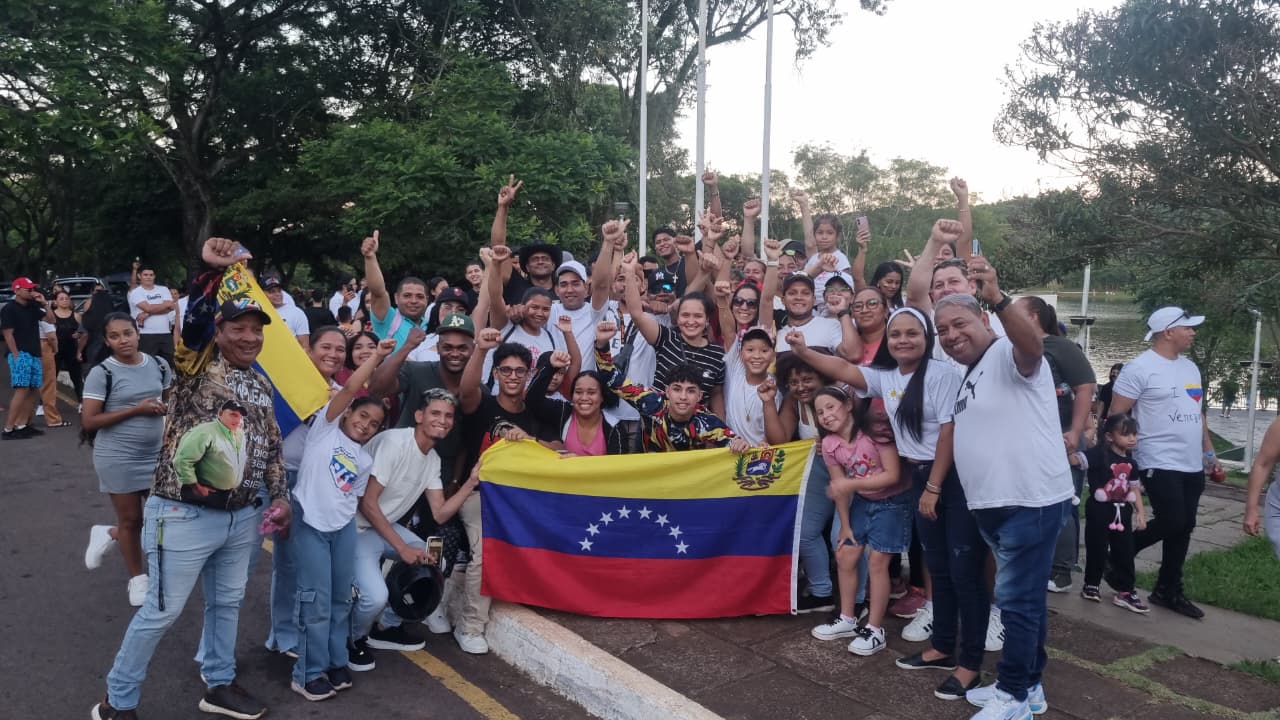Venezuelanos que moram em Cascavel se reúnem para comemorar prisão de Nicolás Maduro