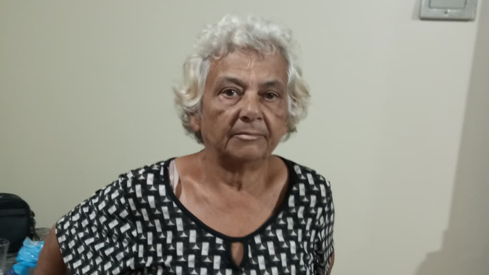 Populares pedem ajuda para encontrar família de idosa encontrada perdida em Cascavel