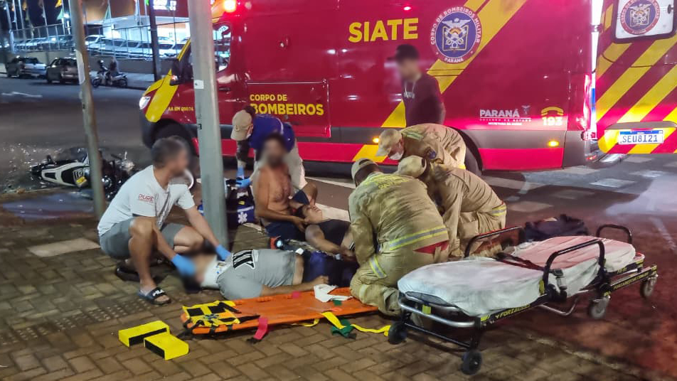 Homem e mulher ficam feridos em acidente entre moto e carro na Avenida Brasil, em Cascavel