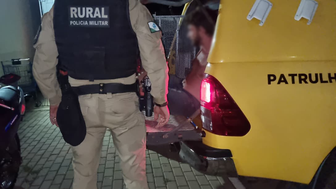 Homem é preso após agredir o próprio pai e destruir residência em área rural de Cascavel