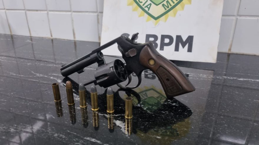 Militares do Choque escutam disparos, realizam diligências e encontram homem com revólver