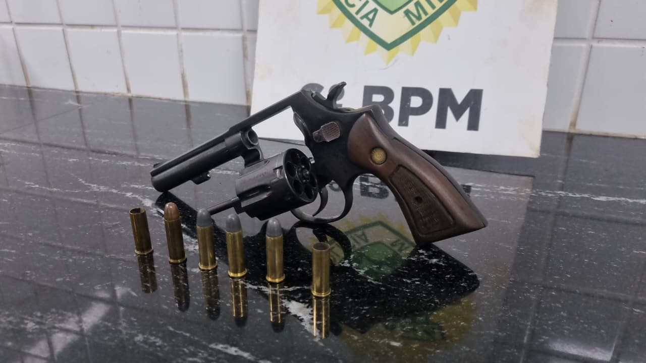 Militares do Choque escutam disparos, realizam diligências e encontram homem com revólver
