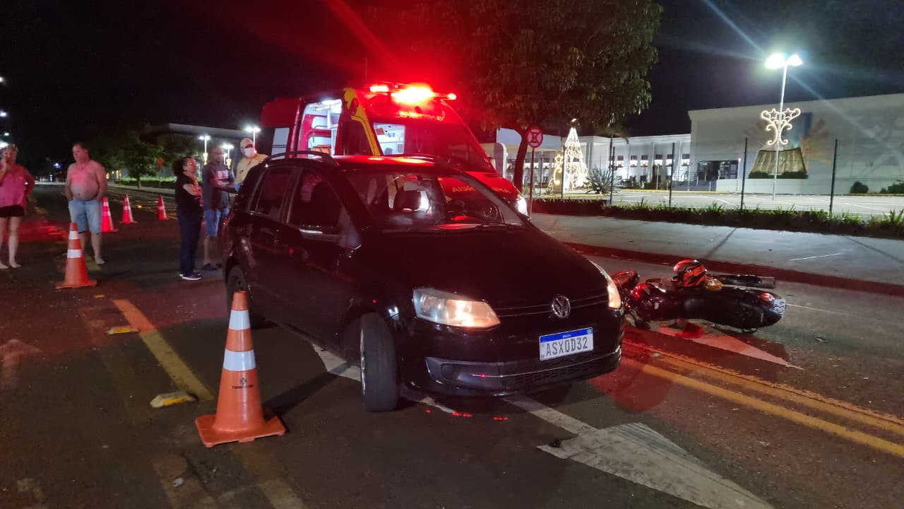 Motociclista fica ferido após colisão traseira na Avenida Tito Muffato