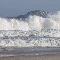 Imagem referente a RJ: praias seguem com ressaca e banhistas devem evitar entrar no mar