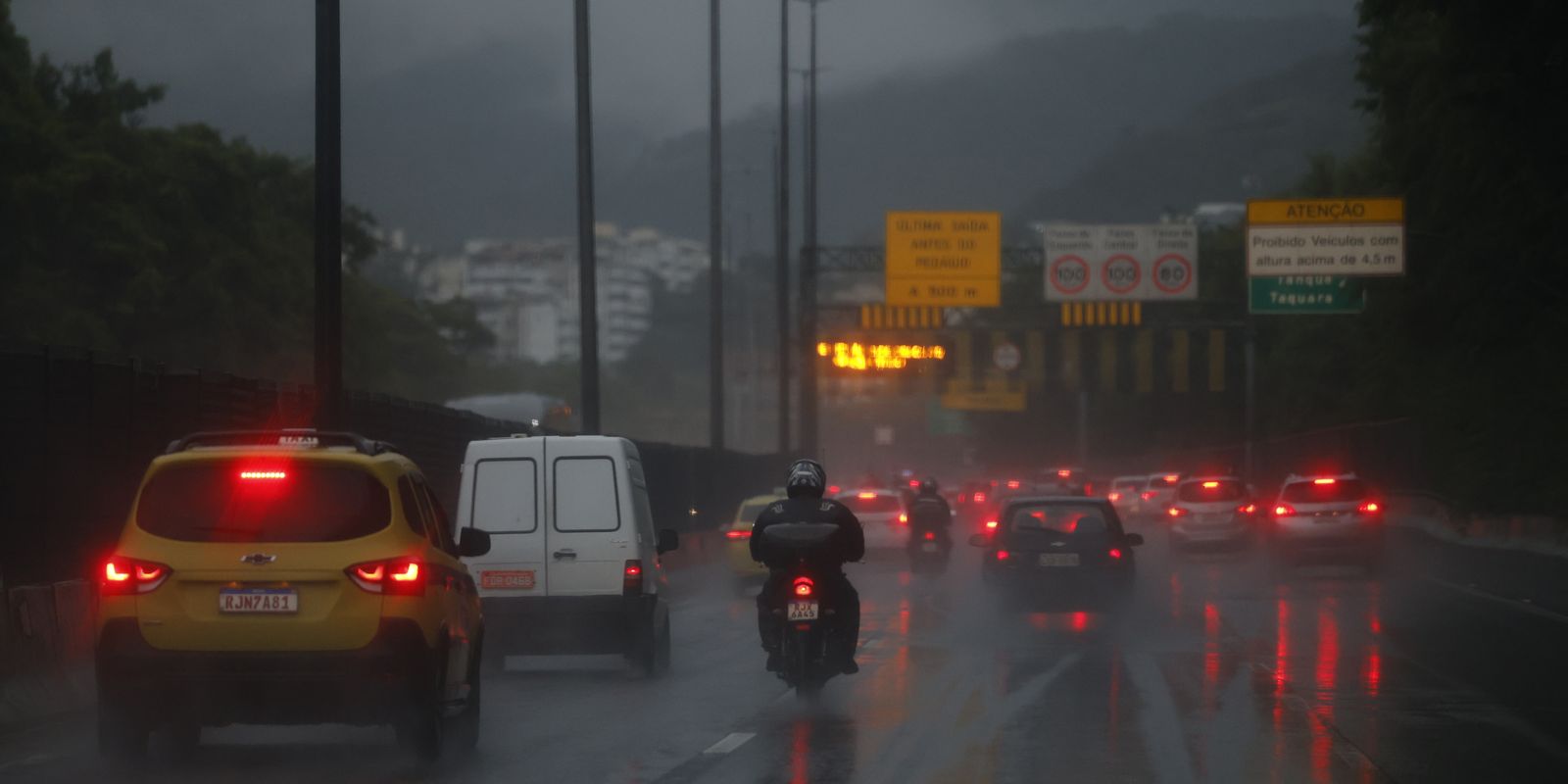 Defesa Civil do RJ alerta para chuvas intensas no estado até segunda