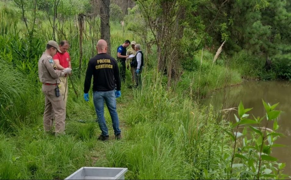 Mulher é encontrada morta boiando em cava de terreno baldio no Paraná