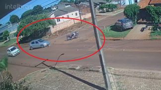 Vídeo mostra como aconteceu colisão que deixou piloto gravemente ferido em Cascavel