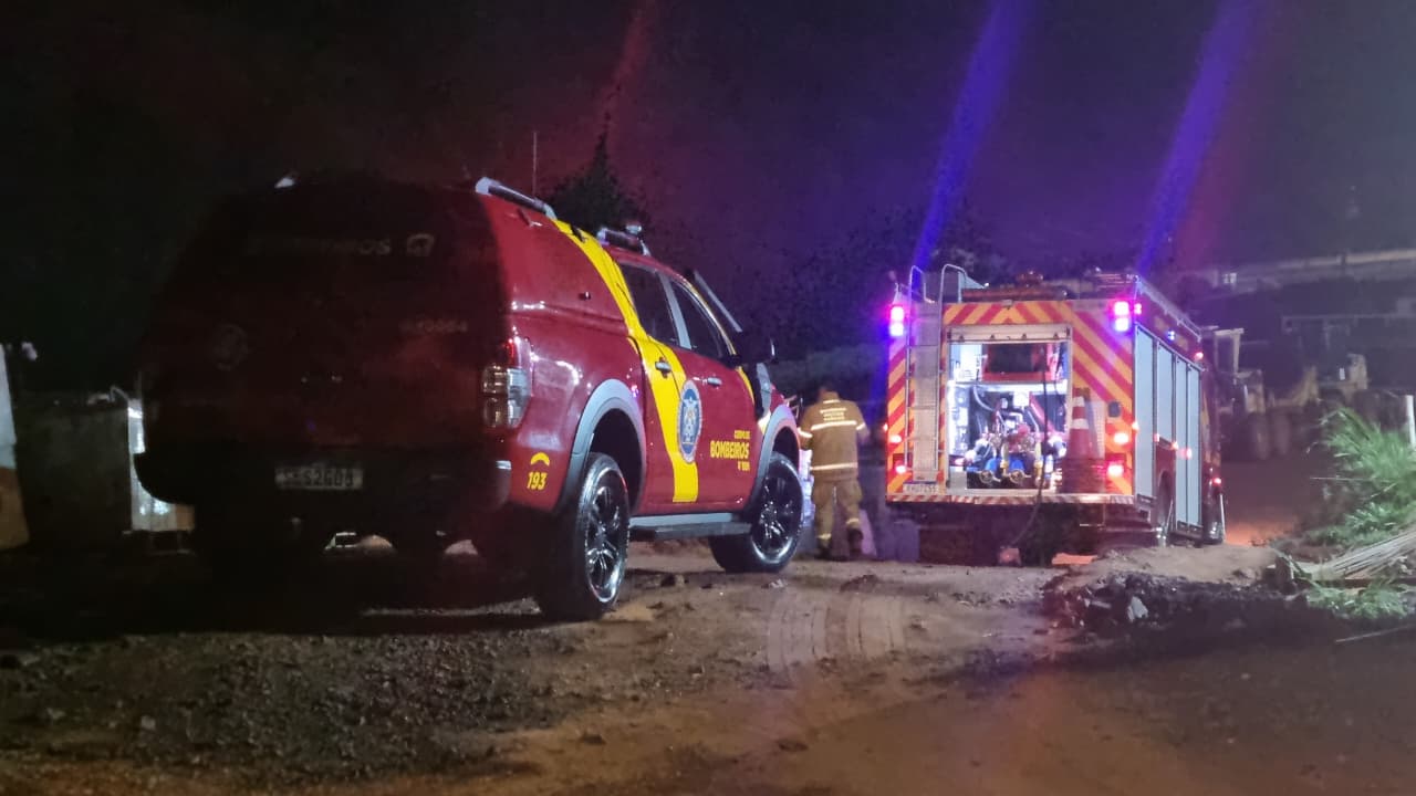 Bombeiros combatem princípio de incêndio em barracão de obra no Bairro Maria Luiza